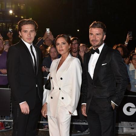 （左から）ブルックリン・ベッカム、ヴィクトリア・ベッカム、デビッド・ベッカム