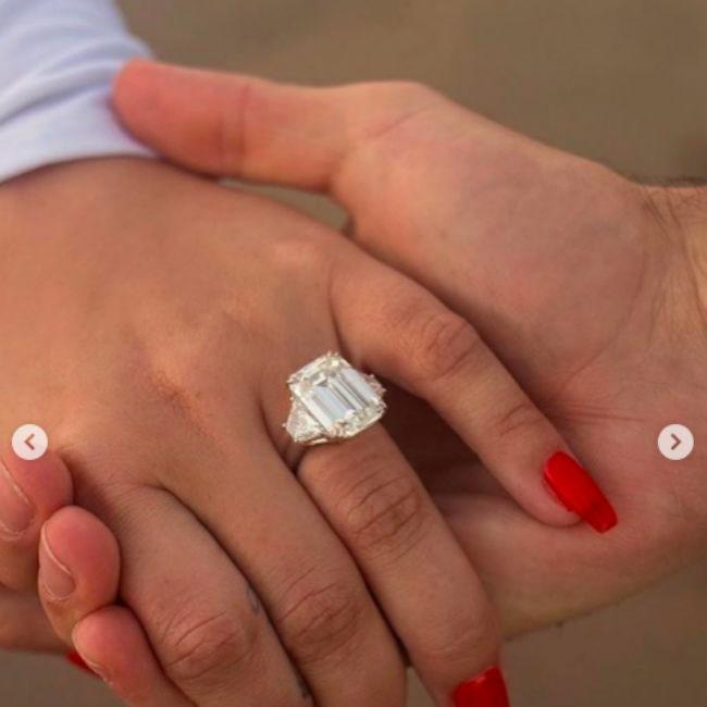デミ・ロヴァートの婚約指輪　(c) Instagram