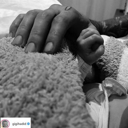 ジジ・ハディッド、新生児の娘とゼイン・マリクの手　(c) Instagram