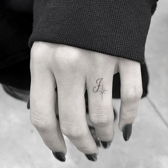 指輪があるのに ヘイリー ビーバー左手薬指にタトゥー ｊ は愛の証 海外スターバックナンバー 芸能 デイリースポーツ Online