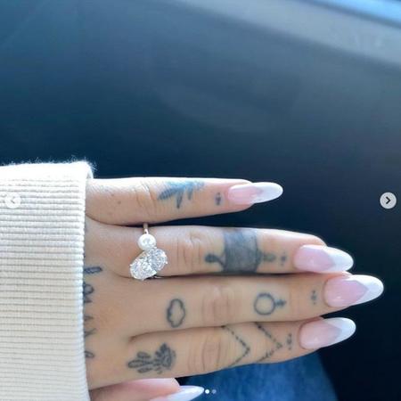 　アリアナ・グランデがインスタグラムに投稿した婚約指輪（ｃ）instagram