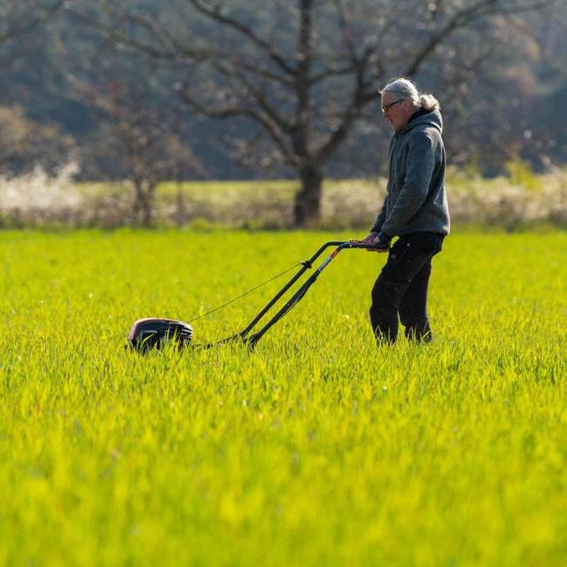 驚異の時速230キロ！ 芝刈り機の世界最速記録、英国で更新 そこには 