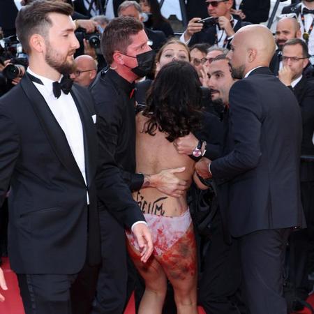 　カンヌ国際映画祭に上半身裸の女性が乱入