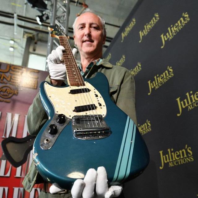 伝説的ギタリストがお気に入りだったギター なんと約6億円で落札  