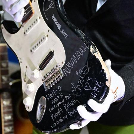 カート・コバーンが破壊したエレキギター、8000万円超えで落札