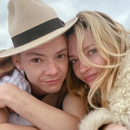 　トーマス・ブロディ=サングスター（左）とタルラ・ライリー