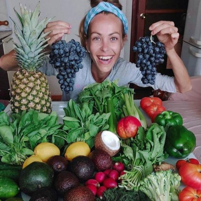 ヴィーガンの人気インフルエンサーが餓死、39歳 6年間フルーツと