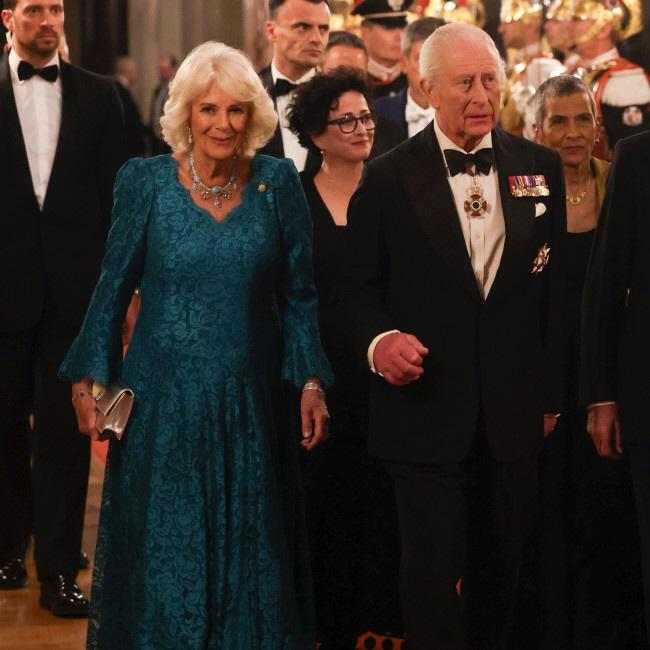 　チャールズ国王（右）