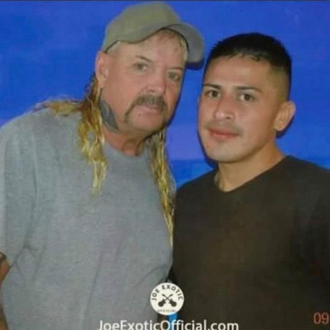 　ジョー・エキゾティック受刑者（左）
