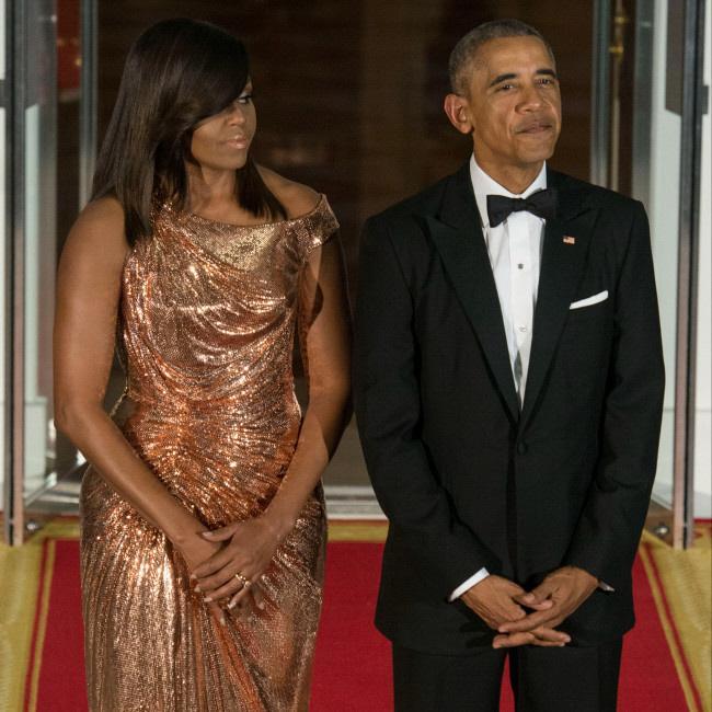 　ミシェル・オバマ夫人（左）とバラク・オバマ元米大統領