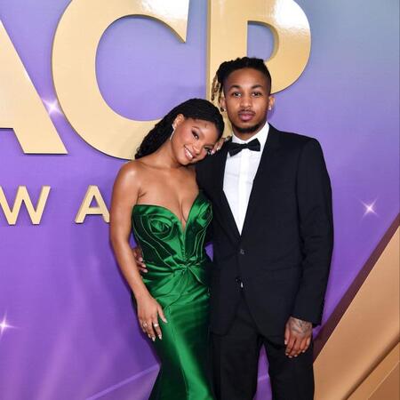 　ハル・ベイリー（左）