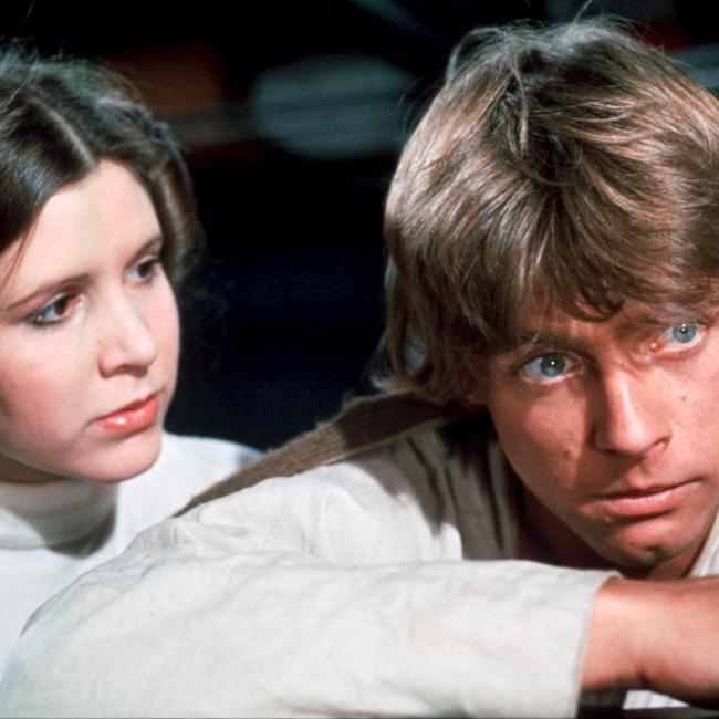 　「スター・ウォーズ」でレイア姫を演じたキャリー・フィッシャーさん（左）とルーク・スカイウォーカーを演じたマーク・ハミル