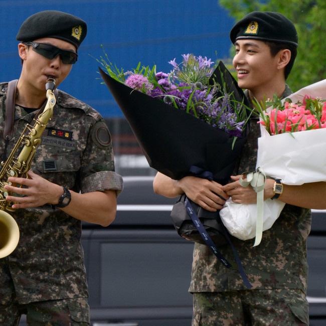 ＢＴＳのＲＭとＶが除隊