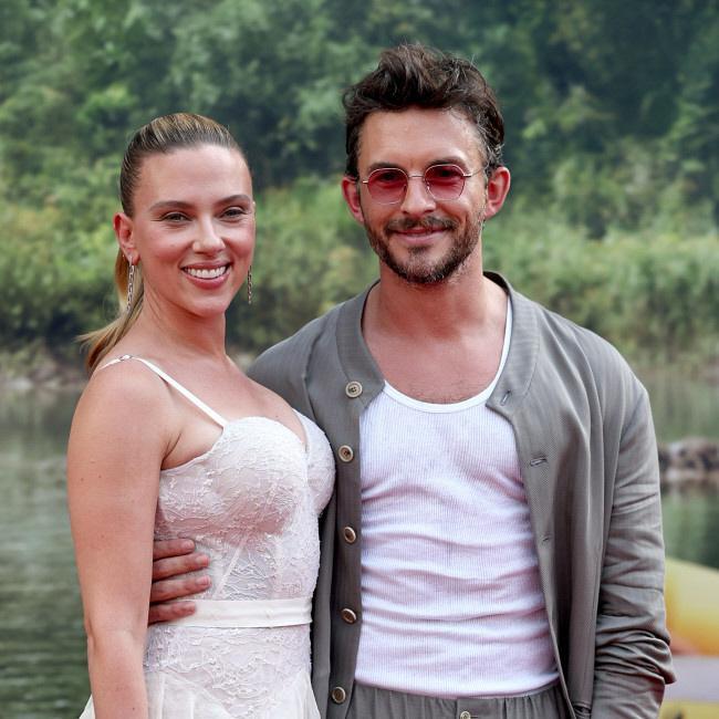 スカーレット・ヨハンソン、ジョナサン・ベイリー