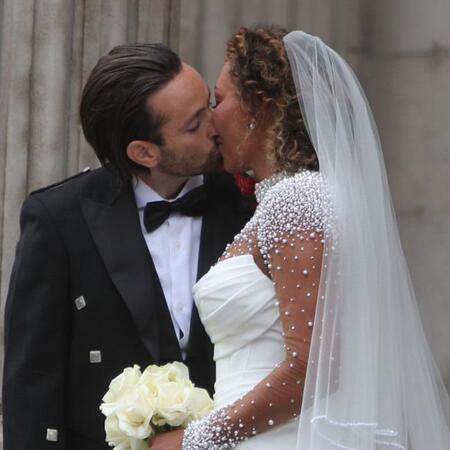 　スパイス・ガールズのメル・Ｂ（右）