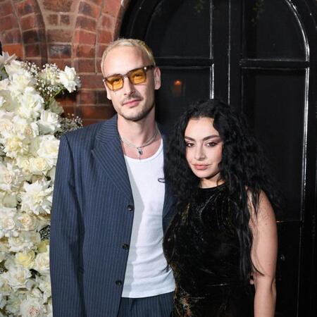チャーリーｘｃｘ（右）とＴｈｅ　１９７５のジョージ・ダニエル