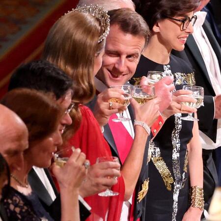 キャサリン妃にウィンクするマクロン仏大統領