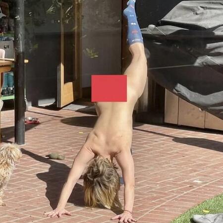 ヨガポーズをするクリスティン・ベル