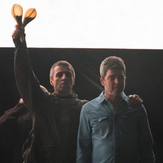 リアム・ギャラガー（左）