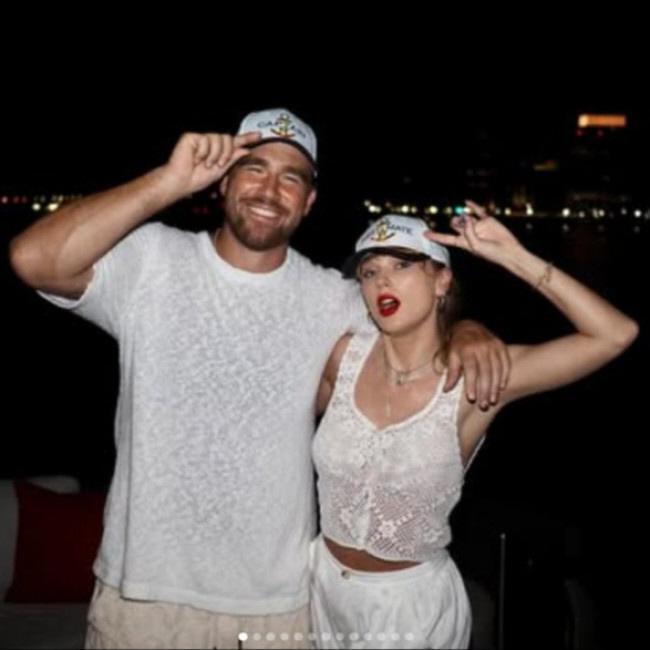 　トラヴィス・ケルシ（左）とテイラー・スウィフト