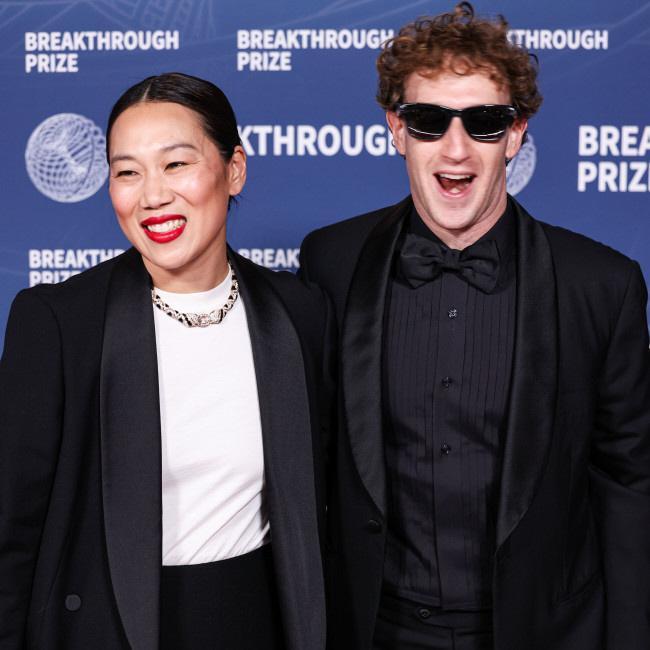 　マーク・ザッカーバーグ氏（右）