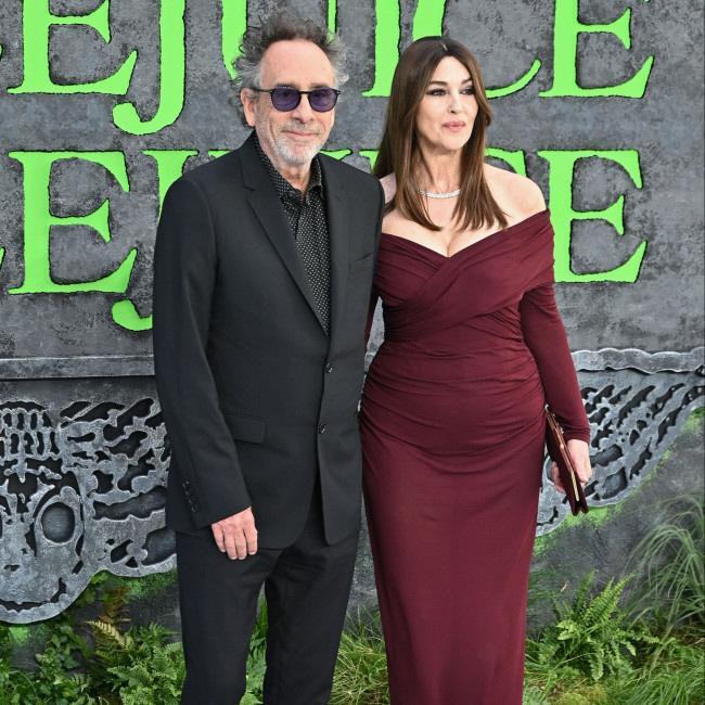 　ティム・バートン監督（左）とモニカ・ベルッチ