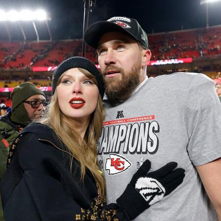 テイラー・スウィフト（左）とトラヴィス・ケルシー