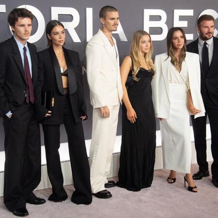 ヴィクトリア・ベッカム（右から２人目）