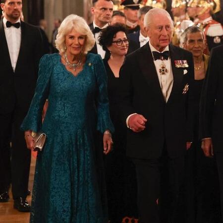 　チャールズ国王（右）