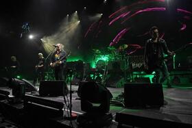 ザ・キュアーのリーブス・ギャブレルズ、ジェイソン・クーパー、ロバート・スミス、サイモン・ギャラップ、ペリー・バモンテⓒＩＮＳＴＡＲｉｍａｇｅｓ／ＡＢＡＣＡ／共同通信イメージズ