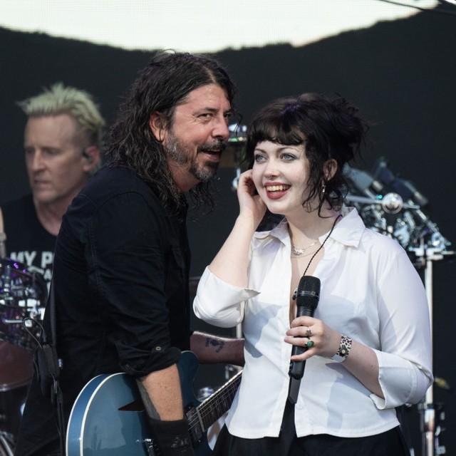 レコード会社と契約を交わしたデイヴ・グロールの娘ヴァイオレット