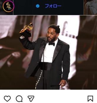 授賞式でトロフィーを掲げるケンドリック・ラマー＝グラミー賞のインスタグラム＠grammysより