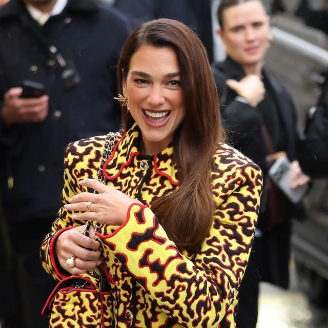 服選びについて明かしたデュア・リパ