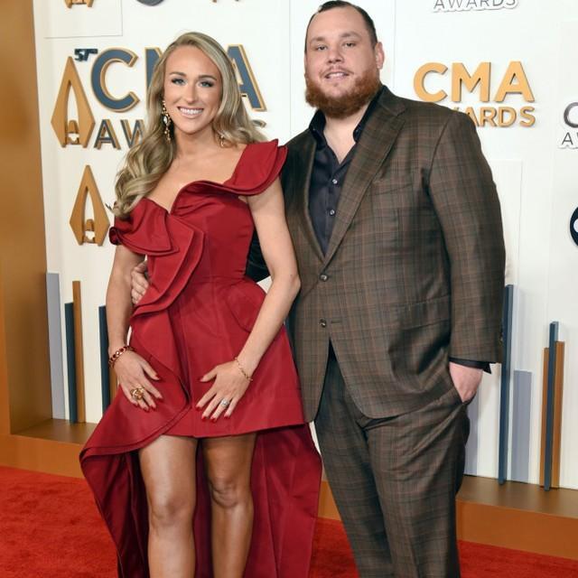 ニコール・ホッキング（左）とルーク・コムズ