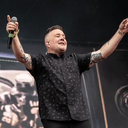 ICE犠牲者追悼コンサートを開催するドロップキック・マーフィーズのケン・ケイシー