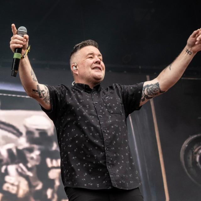 ICE犠牲者追悼コンサートを開催するドロップキック・マーフィーズのケン・ケイシー