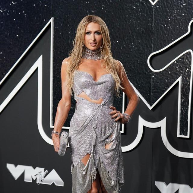 デミ・ロヴァートとジューツの結婚披露宴でDJを担当していたパリス・ヒルトン