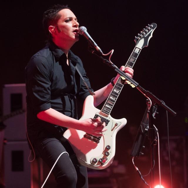 デビュー作を再構築したアルバムをリリースするプラシーボのブライアン・モルコ