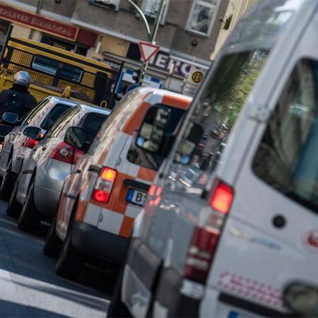 トラックの横転で高速道路が大混乱　※写真はイメージです