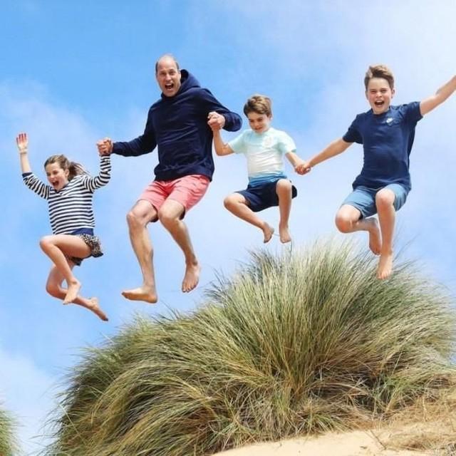 （左から）シャーロット王女、ウィリアム皇太子、ルイ王子、ジョージ王子