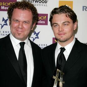 ジョン・Ｃ・ライリー（左）とレオナルド・ディカプリオ