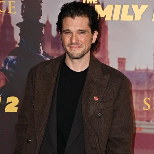 ドラマ「インダストリー」に出演するキット・ハリントン
