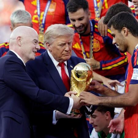 W杯で優勝したスペイン代表にトロフィーを渡すドナルド・トランプ大統領とジャンニ・インファンティーノFIFA会長
