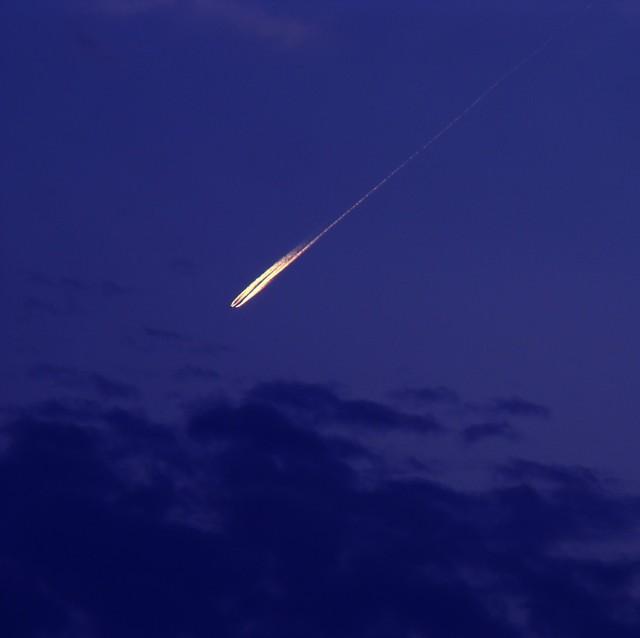 空を見上げていたら偶然見つけた隕石落下　※画像はイメージです（ソライロ/photoAC）