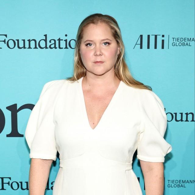 クリス・フィッシャーとの離婚を申請したエイミー・シューマー