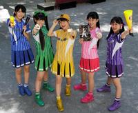 阪神グッズを身につけ気合を入れる、たこやきレインボーの春名真依、根岸可蓮、清井咲希、彩木咲良、堀くるみ（左から）