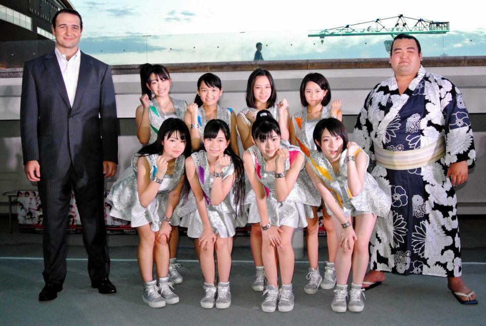 　琴奨菊（右）と鳴戸親方（左）からエールを送られたこぶしファクトリー＝東京・豊洲