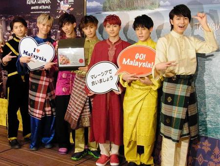 　感謝状を贈られた超特急の（左から）コーイチ、カイ、リョウガ、タクヤ、ユーキ、ユースケ、タカシ＝東京・日比谷の帝国ホテル