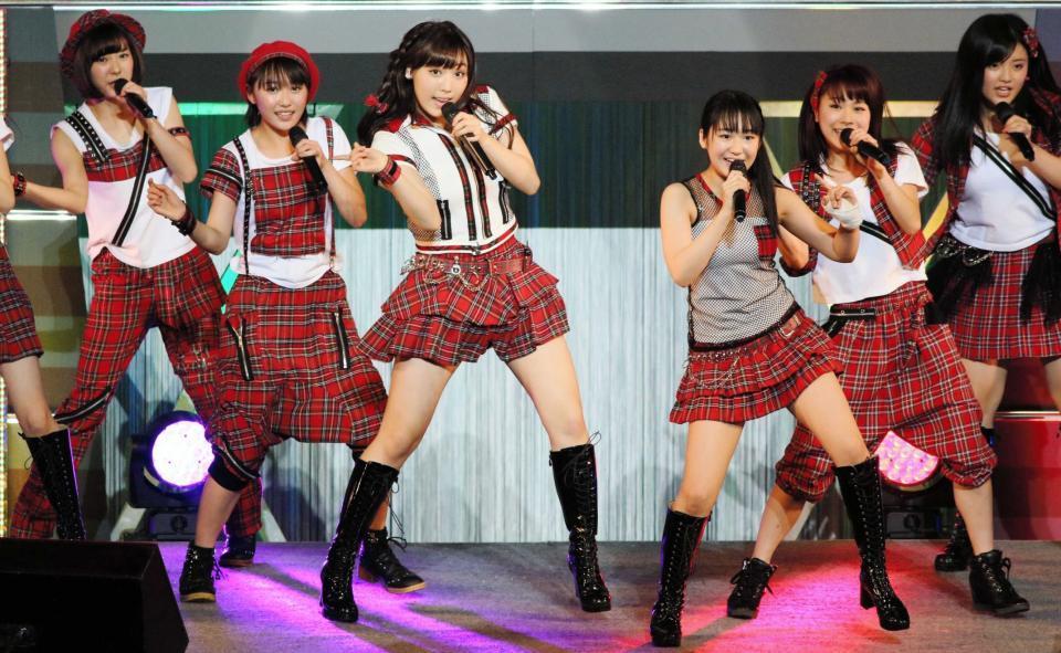 熱唱する（左から）生田衣梨奈、工藤遥、譜久村聖、野中美希、石田亜佑美、鈴木香音＝中野サンプラザ