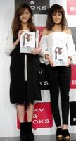 初のスタイルブックを発売したＥーｇｉｒｌｓの（左から）藤井萩花と藤井夏恋＝東京・渋谷